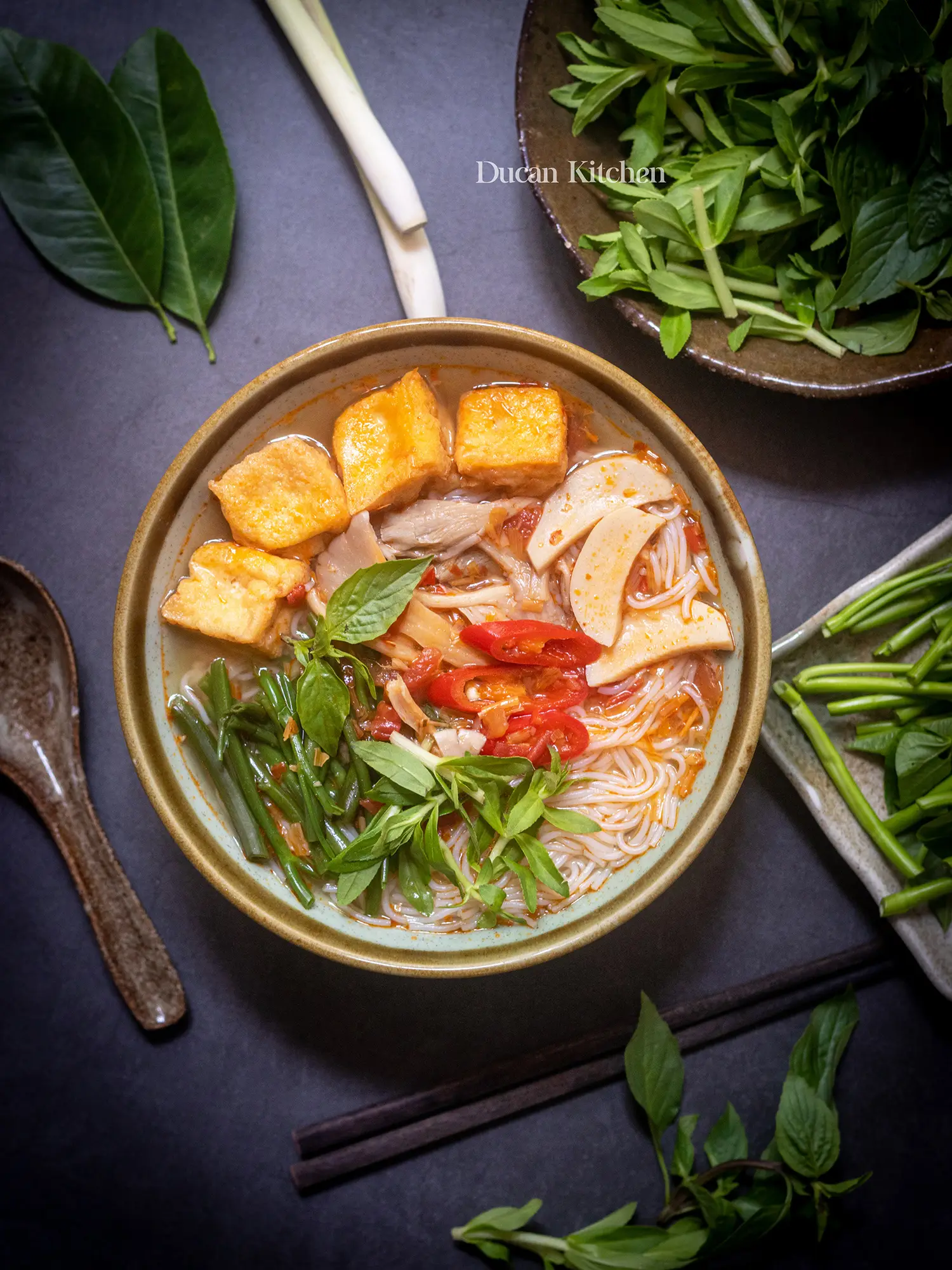 Bún Thái Chay: Nguyên liệu tươi, dứa, sả, nấm.