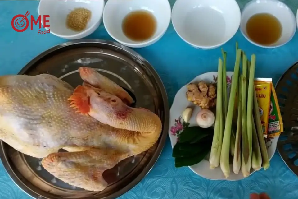 Gà ướp gia vị, sẵn sàng chế biến.