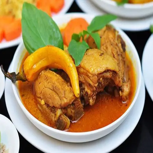 Cà ri vịt vàng óng, thơm ngon với rau thơm.