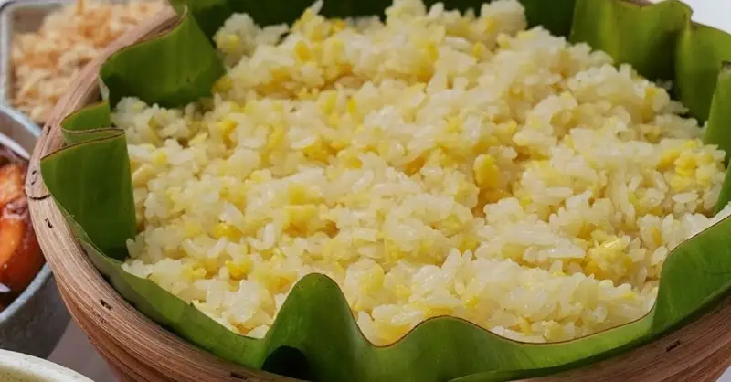 Nồi xôi đậu xanh hấp cách thủy, hơi bốc.