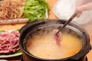 Nồi lẩu trâu nhúng mẻ nghi ngút khói.