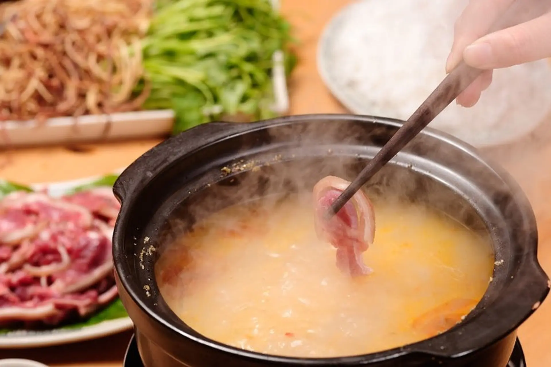 Nồi lẩu trâu nhúng mẻ nghi ngút khói.