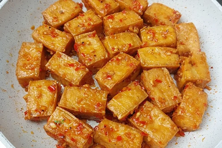 Đậu hũ chiên vàng giòn, nước chấm chua cay.