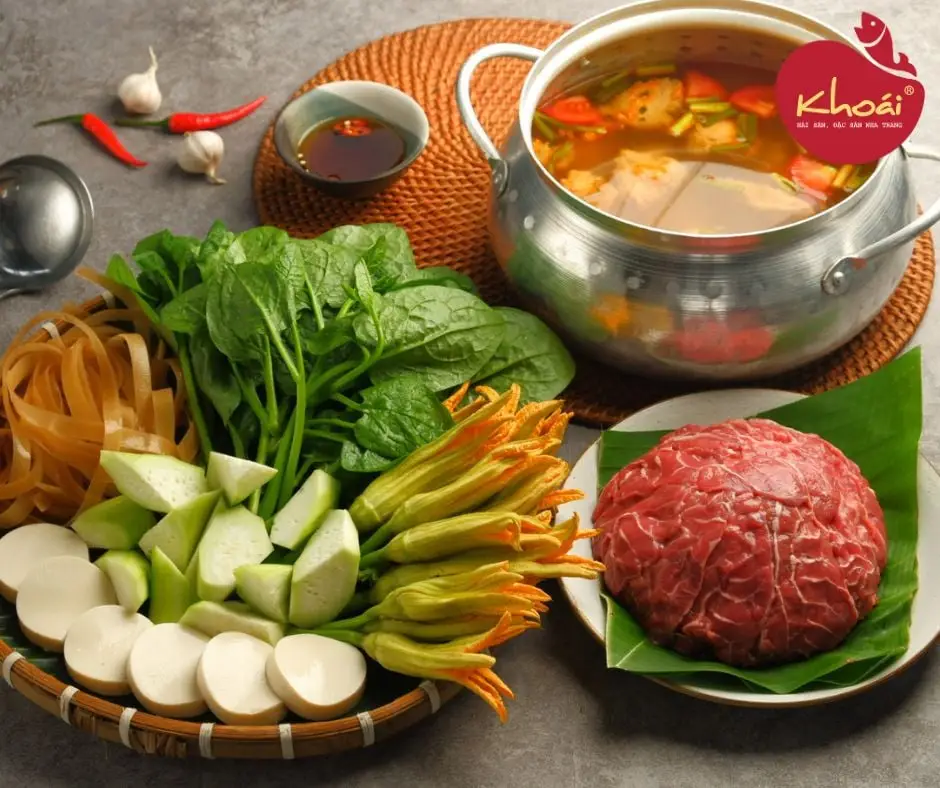 Nồi lẩu sôi sùng sục, khói thơm lừng.