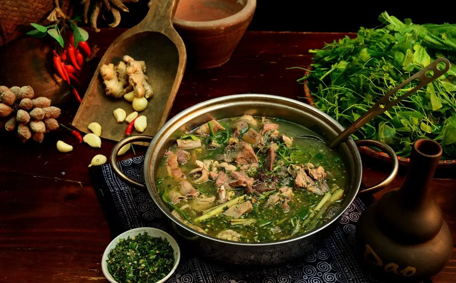 Thắng cố ngựa nóng hổi, rau ăn kèm, rượu ngô.