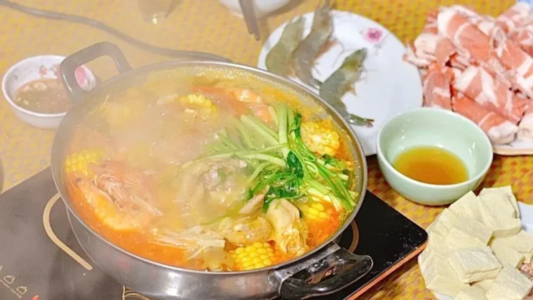 Nồi lẩu Thái chua cay bốc khói thơm lừng.
