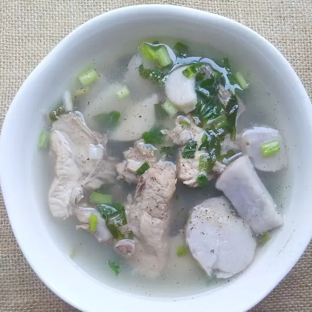 Canh khoai sọ hầm xương thơm bở tơi.