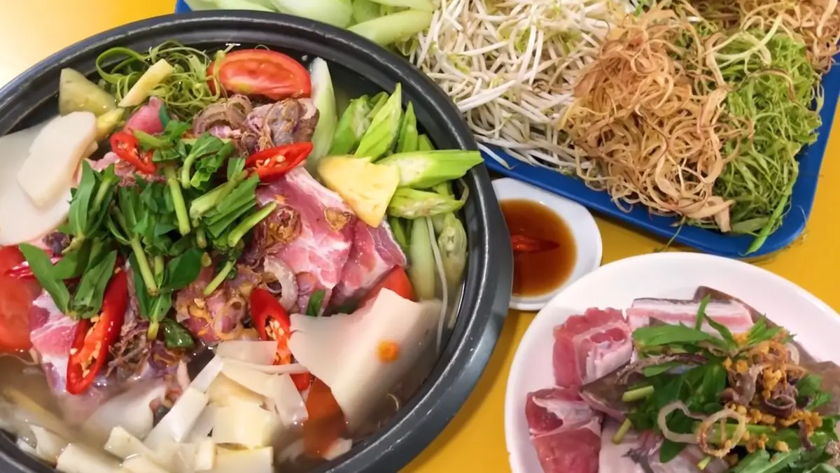 Nguyên liệu chính tươi ngon lẩu cá đuối măng chua.