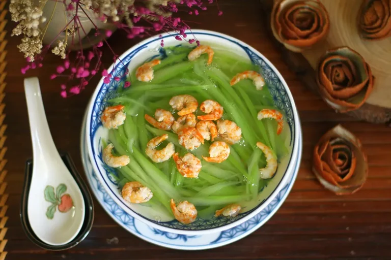 Canh bầu tôm tươi ngon hấp dẫn.