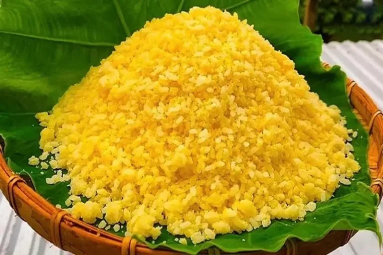 Xôi vò vàng ươm, tơi mịn trên lá chuối.