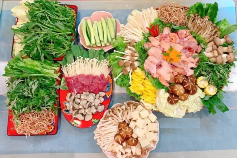 Lẩu gà thập cẩm nóng hổi trên bàn.