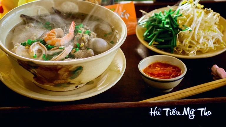 Hủ tiếu truyền thống nước trong vắt, topping đa dạng.