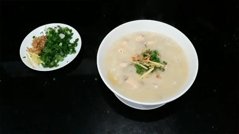 Cháo cá hồi đậu xanh nóng hổi, rắc hành ngò.