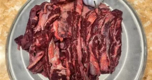 Nạm bò tươi ngon: Thịt đỏ, mỡ vàng, gân trắng.