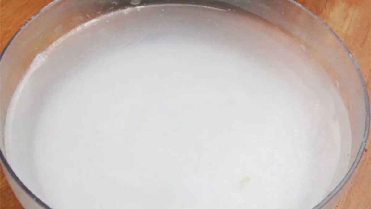 Bột gạo, nước vôi đang ủ trong tô.