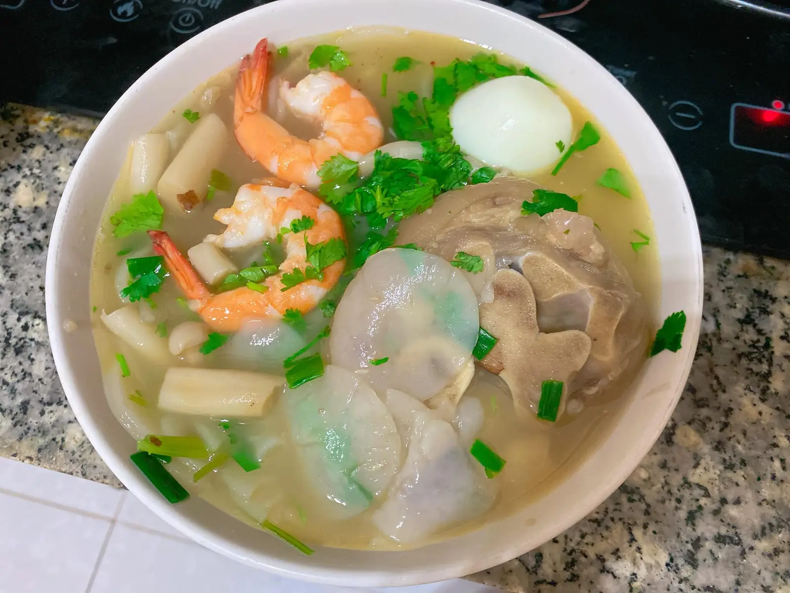 Bánh canh phồng tôm đầy ắp, hấp dẫn