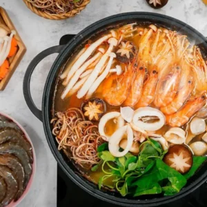 Lẩu Thái hải sản tươi ngon, nóng hổi.