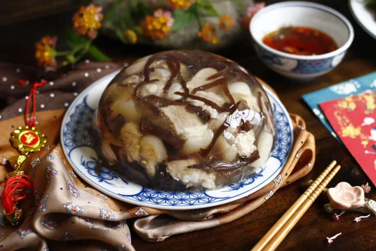 Thịt đông bát thủy tinh, rau mùi, hạt tiêu.