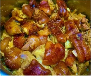 Thịt chân giò heo tươi ngon, các loại gia vị riềng, sả, mắm tôm, mẻ.