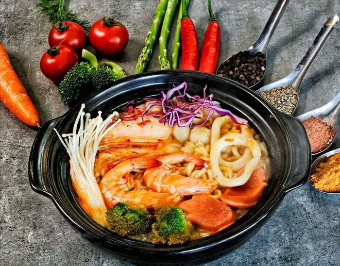 Mì cay hải sản hấp dẫn đầy màu sắc.