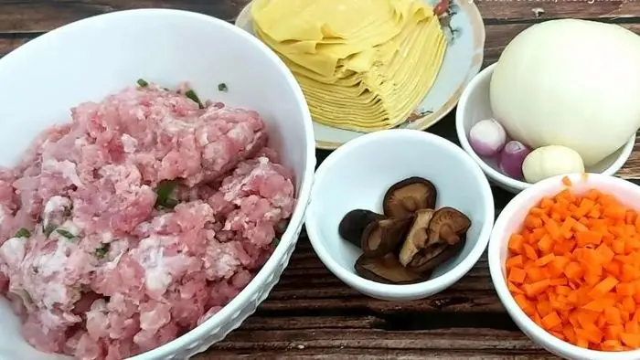 Nhân hoành thánh tự làm, trộn đều hoàn hảo.