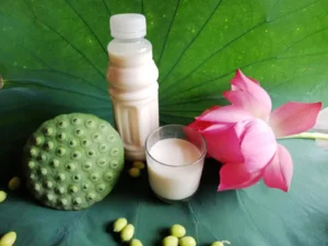 Ly sữa hạt sen trang trí cánh sen.