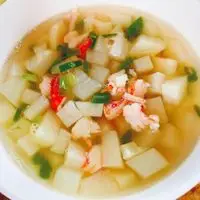 Bát canh su hào hành ngò thơm ngon.