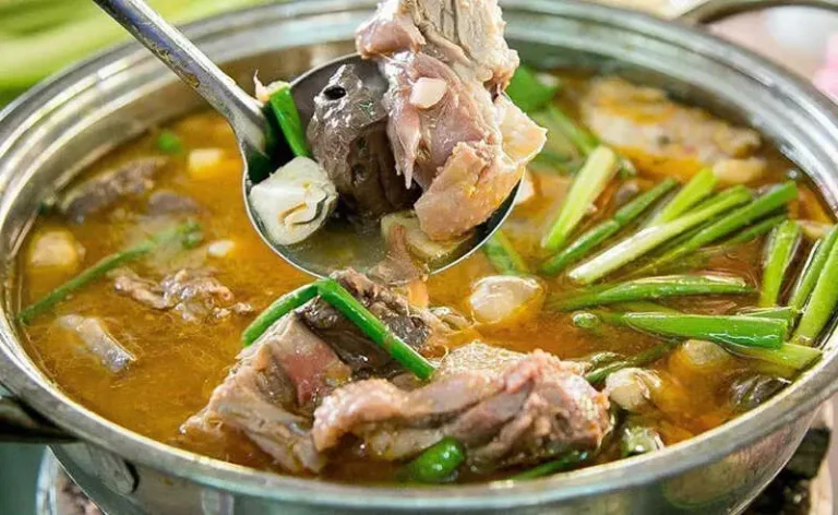 Vịt nấu chao ngon, hấp dẫn, đẹp mắt.