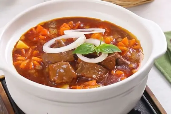 Nồi Bò Sốt Vang Sánh Mịn Đang Sôi.