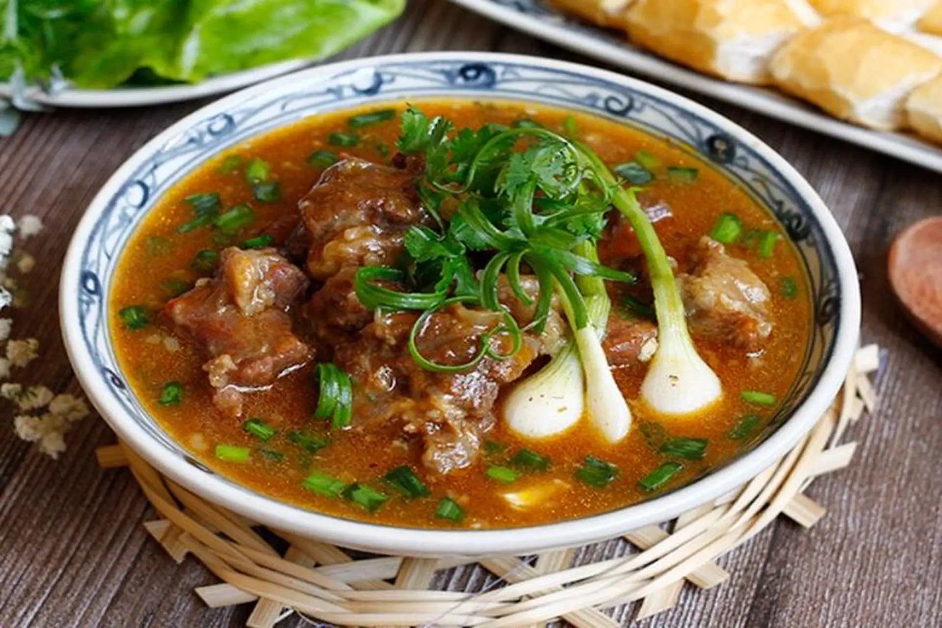 Nồi bò sốt vang hầm nóng hổi