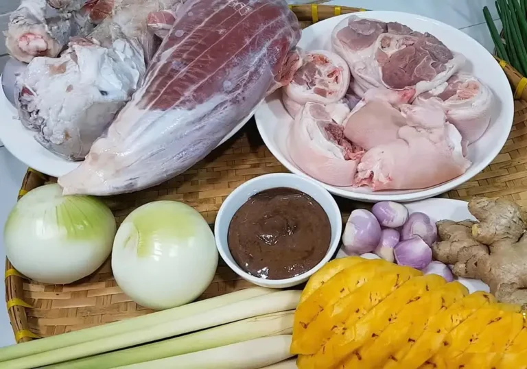 Nguyên liệu tươi bún bò: thịt bò, chân giò, sả.