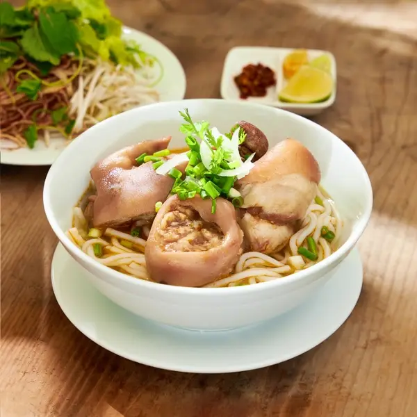Bún giò heo nóng hổi, thơm lừng hấp dẫn.