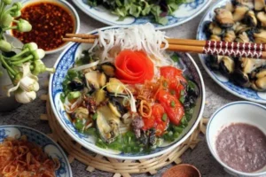 Bún ốc miền Bắc: Ốc, đậu phụ, rau sống.