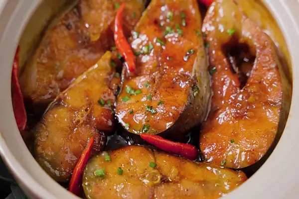 Nồi cá kho tộ nóng hổi, bữa cơm gia đình