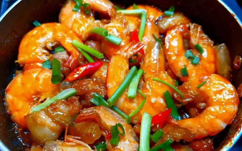 Tôm rim: Tôm tươi và thịt ba chỉ.