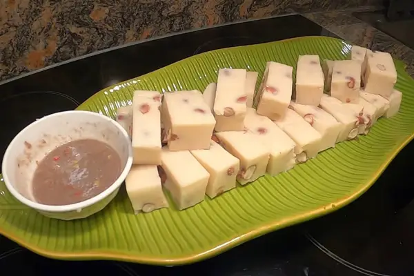 Chuẩn bị nguyên liệu làm bánh đúc lạc.