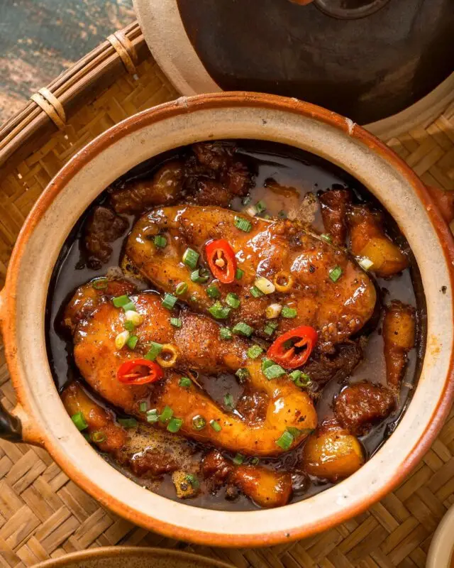 Nồi cá kho tộ thơm ngon trang trí hành ớt