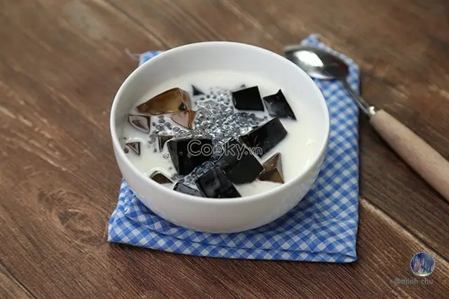 Chè sương sáo cốt dừa hạt é.