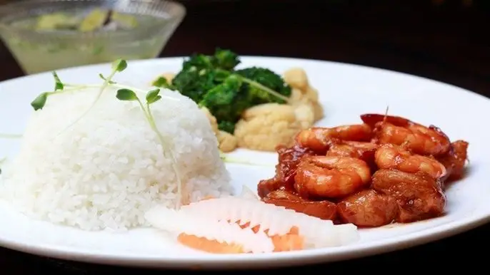 Tôm rim thịt ba chỉ cơm trắng rau sống