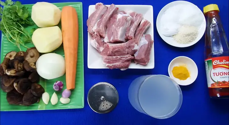 Nguyên liệu tươi ngon chuẩn bị món Lagu Sườn Heo