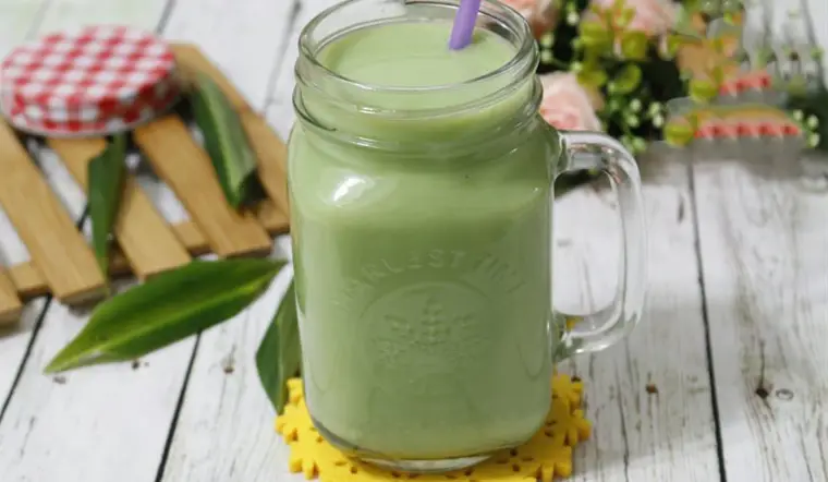 Sữa đậu nành lá dứa thơm lừng đang sôi.