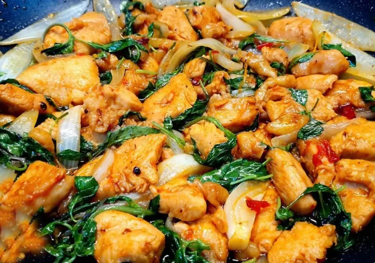 Thịt gà ướp gia vị sẵn sàng xào