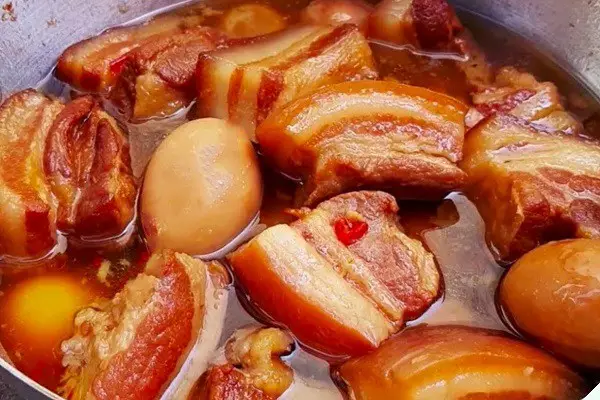 Thịt ba chỉ tươi ngon nấu kho tàu.