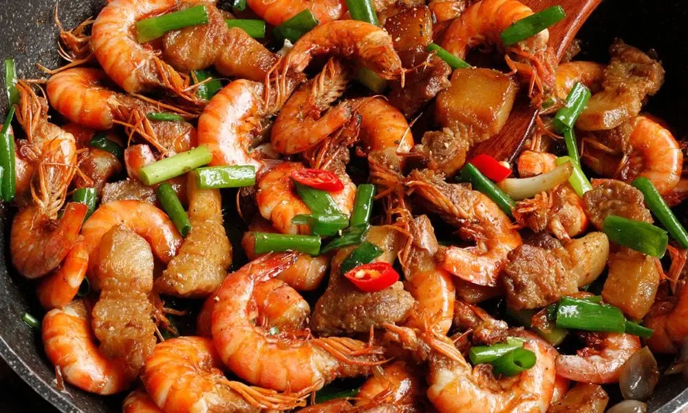 Tôm rim thịt ba chỉ vàng óng.