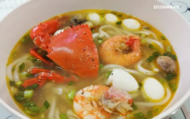Bánh canh cua nước dùng đầy ắp