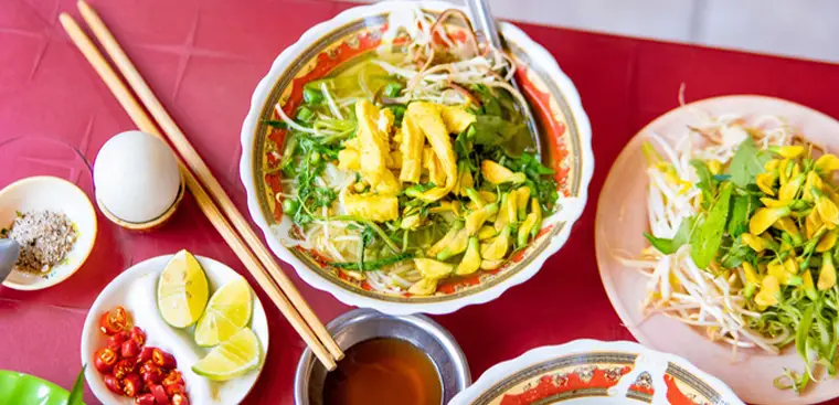 Bún cá Châu Đốc nóng hổi, màu sắc bắt mắt.