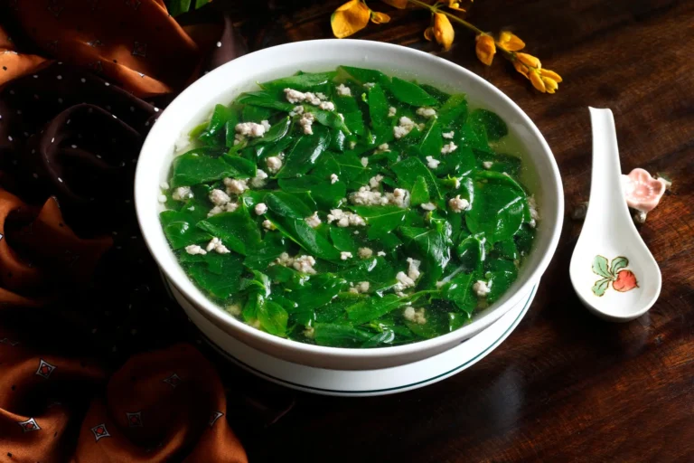 Canh rau ngót thịt băm nóng hổi, chuẩn vị.