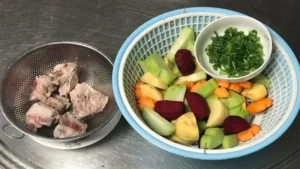 Nguyên liệu nước dùng: Xương heo, rau củ tươi