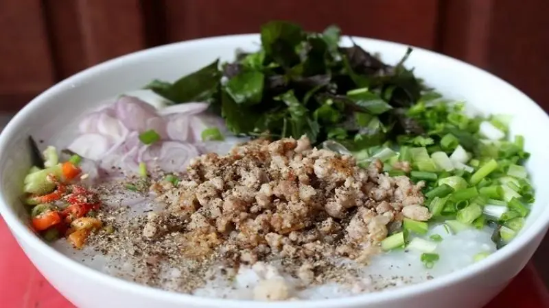 Canh tía tô thịt băm nóng hổi gia đình.