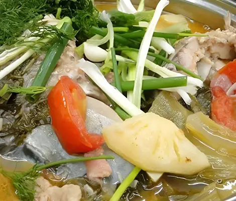 Lẩu cá trắm thơm ngon, nóng hổi.